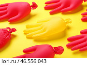 Надутые медицинские перчатки на желтом фоне, крупным планом. Стоковое фото, фотограф Pixel_shot / Фотобанк Лори