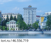 Вид на набережную Рабочей молодежи, в центре - жилой комплекс "Второй Дом Советов" (1930-1932 гг). Здание были построено для высшей партийной и государственной номенклатуры Уральской области. В сооружениях жилого комплекса представлено редкое смешение стилей конструктивизма, ар-део и неоклассики. Екатеринбург, Россия (2024 год). Стоковое фото, фотограф Сергей Елизарьев / Фотобанк Лори