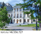 Дом купца Пшеничникова (1830, архитектор Михаил Малахов). В начале XXI века оно было реконструировано и в настоящее время здесь находится приёмная Президента РФ в Уральском федеральном округе. Екатеринбург, набережная Рабочей молодежи, 2 (2024 год). Редакционное фото, фотограф Сергей Елизарьев / Фотобанк Лори