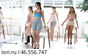 Group of women in high heels rehearsing dance while leaning on chair in dance studio. Стоковое видео, видеограф Яков Филимонов / Фотобанк Лори
