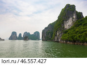 Tour boats in Ha Long Bay, Vietnam (2016 год). Стоковое фото, фотограф Александр Подшивалов / Фотобанк Лори