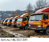 Грузовики, припаркованные в ряд на окраине города. Стоковое AI-изображение, AI-художник Руслан Лесков / Фотобанк Лори
