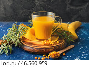 Чашка полезного облепихового чая на столе. Стоковое фото, фотограф Pixel_shot / Фотобанк Лори