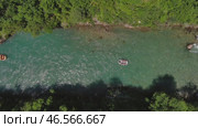 Rafting boat on summer mountain river. Стоковое видео, видеограф Михаил Коханчиков / Фотобанк Лори