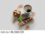 Вкусные шоколадные пирожные и чашка кофе на светлом фоне. Стоковое фото, фотограф Pixel_shot / Фотобанк Лори