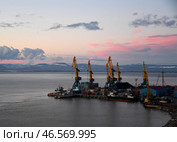 Портальные краны на территории морского порта. Стоковое фото, фотограф Юрий Смитюк / ТАСС / Фотобанк Лори