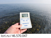Переносной многопараметрический анализатор воды в руке. Стоковое фото, фотограф Денис Кожевников / ТАСС / Фотобанк Лори