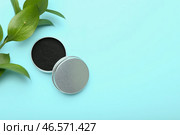 Баночка с зубным порошком с активированным углем на синем фоне. Стоковое фото, фотограф Pixel_shot / Фотобанк Лори