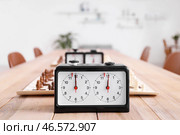 Часы на столе в комнате, подготовленной к шахматному турниру. Стоковое фото, фотограф Pixel_shot / Фотобанк Лори