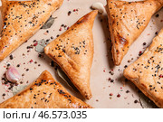 Вкусная узбекская самса со специями, вид сверху. Стоковое фото, фотограф Pixel_shot / Фотобанк Лори