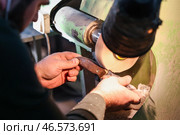 Полировка рукояти ножа. Стоковое фото, фотограф Елена Афонина / ТАСС / Фотобанк Лори