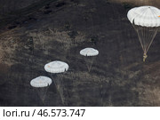 Десантирование военнослужащих в ходе учений. Стоковое фото, фотограф Виталий Невар / ТАСС / Фотобанк Лори