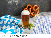 Флаг Баварии, кружка с пивом и брецель на сером столе. Стоковое фото, фотограф Pixel_shot / Фотобанк Лори