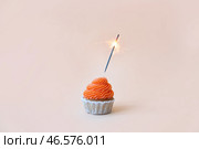 Вкусный дневник с петардой на бледно-оранжевом фоне. Стоковое фото, фотограф Pixel_shot / Фотобанк Лори
