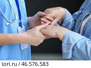 Женщина-сиделка держит за руку пожилую женщину, крупным планом. Стоковое фото, фотограф Pixel_shot / Фотобанк Лори