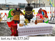 Мужчина разогревает самовар на масленицу. Город Ялуторовск Тюменской области. Редакционное фото, фотограф Александр Тараканов / Фотобанк Лори