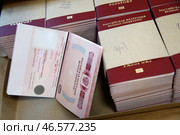 Биометрические заграничные паспорта граждан Российской Федерации в коробке. Стоковое фото, фотограф Артем Геодакян / ТАСС / Фотобанк Лори