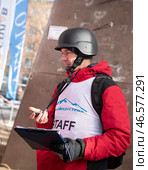 22 февраля 2025, Москва.Чемпионат по ледолазанию центрального федерального округа. Судья соревнований с секундомером в руках. Редакционное фото, фотограф Наталья Николаева / Фотобанк Лори