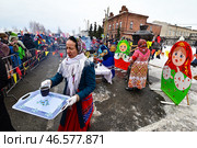 Женщина разносит горячий чай из самовара. Масленица. Город Ялуторовск Тюменская область. Редакционное фото, фотограф Александр Тараканов / Фотобанк Лори