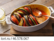 Форма для запекания вкусного рагу из овощей на деревянном фоне. Стоковое фото, фотограф Pixel_shot / Фотобанк Лори