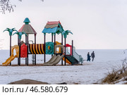 Детский игровой комплекс на заснеженном побережье Финского залива. Дубковский пляж. Парк культуры и отдыха «Дубки» в городе Сестрорецке. Санкт-Петербург. Редакционное фото, фотограф Румянцева Наталия / Фотобанк Лори