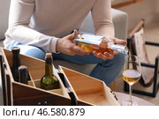 Молодой человек с бутылкой вина дома, крупный план. Стоковое фото, фотограф Pixel_shot / Фотобанк Лори
