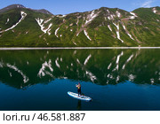Камчатский край. Турист, занимающийся сапсерфингом в Моржовой бухте Кроноцкого залива. Стоковое фото, фотограф Юрий Смитюк / ТАСС / Фотобанк Лори