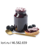 Баночка вкусного ежевичного варенья и бутерброд на белом фоне. Стоковое фото, фотограф Pixel_shot / Фотобанк Лори