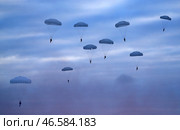 Массовое десантирование военнослужащих в ходе тактических учений. Стоковое фото, фотограф Владимир Смирнов / ТАСС / Фотобанк Лори