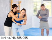 Guy and woman train to perform defense of strangling opponent, while learning self-defense. Стоковое фото, фотограф Яков Филимонов / Фотобанк Лори