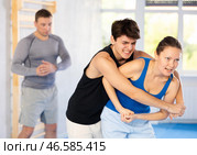 Guy and woman train to perform defense of strangling opponent, while learning self-defense. Стоковое фото, фотограф Яков Филимонов / Фотобанк Лори