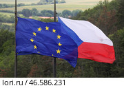 Флаги Европейского Союза и Чешской Республики (слева направо) Стоковое фото, фотограф Валерий Шарифулин / ТАСС / Фотобанк Лори