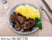 Mashed puree potatoes with fried chicken liver as main course. Стоковое фото, фотограф Яков Филимонов / Фотобанк Лори