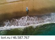 Серфингист на пляже. Стоковое фото, фотограф Юрий Смитюк / ТАСС / Фотобанк Лори