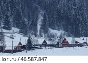 Пермский край. Заснеженные дома в поселке Усьва (2021 год). Стоковое фото, фотограф Сергей Мальгавко / ТАСС / Фотобанк Лори