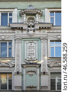 Москва, улица Петровка, 19с1. Фрагмент фасада доходного дома И.М. Коровина. Редакционное фото, фотограф Dmitry29 / Фотобанк Лори