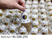 Новогодние колокольчики из костяного фарфора Александр Демьянчук. Стоковое фото, фотограф Демьянчук Алекса. / ТАСС / Фотобанк Лори