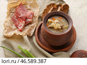 Горшок с вкусным ячменным супом из говядины на фоне гранж. Стоковое фото, фотограф Pixel_shot / Фотобанк Лори