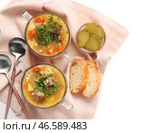 Миски с вкусным ячменным супом из говядины на белом фоне. Стоковое фото, фотограф Pixel_shot / Фотобанк Лори