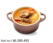 Горшок вкусного ячменного супа из говядины на белом фоне. Стоковое фото, фотограф Pixel_shot / Фотобанк Лори