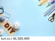 Композиция со словом "сделай сам" и вязальными принадлежностями на цветном фоне. Стоковое фото, фотограф Pixel_shot / Фотобанк Лори