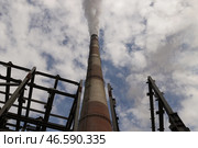 Дымовая труба промышленного предприятия. Стоковое фото, фотограф Сергей Карпухин / ТАСС / Фотобанк Лори