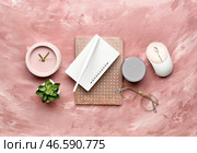 Композиция с wi-fi роутером, динамиком, часами, компьютерной мышью и ноутбуком на цветном фоне. Стоковое фото, фотограф Pixel_shot / Фотобанк Лори