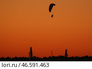 Мотопарапланерист во время полета на закате. Стоковое фото, фотограф Владимир Смирнов / ТАСС / Фотобанк Лори