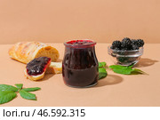 Композиция с банкой вкусного ежевичного джема, хлебом и ягодами на цветном фоне. Стоковое фото, фотограф Pixel_shot / Фотобанк Лори