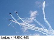 Самолеты во время исполнения пилотажных фигур в небе. Стоковое фото, фотограф Егор Алеев / ТАСС / Фотобанк Лори