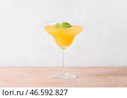 Стакан вкусного апельсинового коктейля «Маргарита» на светлом фоне. Стоковое фото, фотограф Pixel_shot / Фотобанк Лори