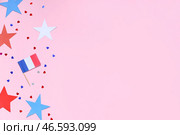 Французский флаг и звезды на розовом фоне. Празднование Дня взятия Бастилии. Стоковое фото, фотограф Pixel_shot / Фотобанк Лори