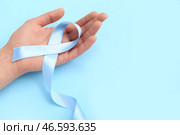 Женщина с лентой осведомленности на синем фоне, крупный план. Концепция диабета. Стоковое фото, фотограф Pixel_shot / Фотобанк Лори