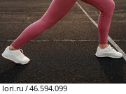 Женщина-спортсменка в стартовой позиции на стадионе. Концепция нового начала. Стоковое фото, фотограф Pixel_shot / Фотобанк Лори